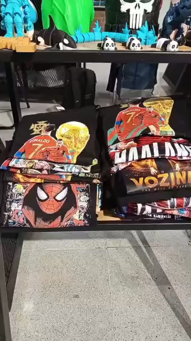Poleras estampadas y productos personalizados en exhibición