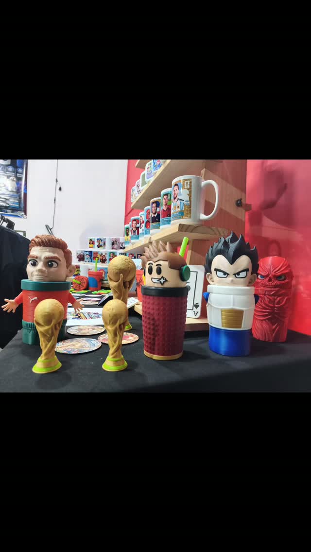 Selección de vasos, réplicas y figuras impresas en 3D