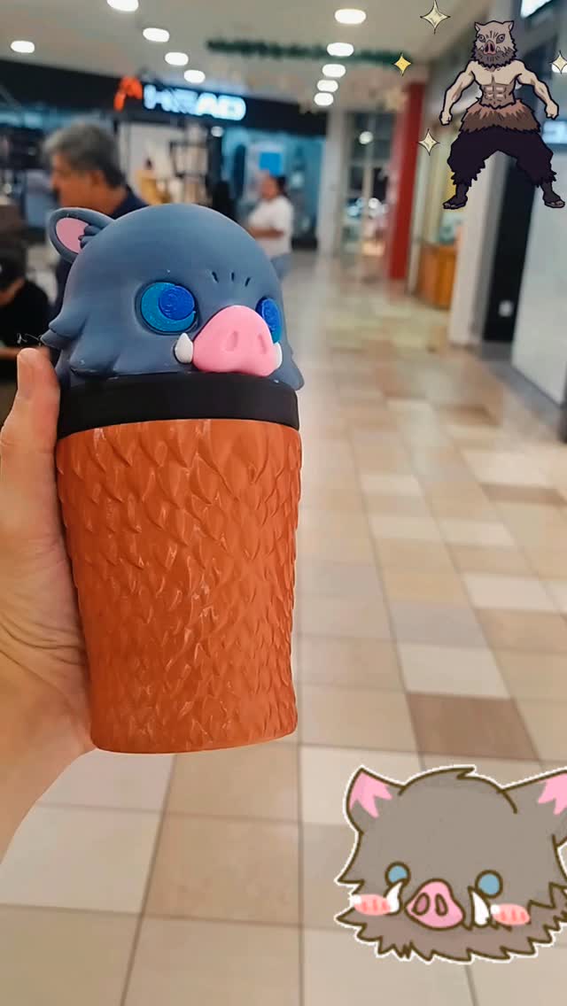 Vaso naranja impreso en 3D con personaje en la tapa