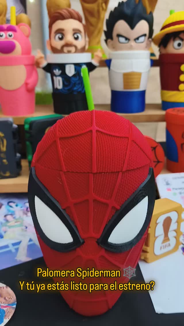 Palomera temática roja impresa en 3D junto a vasos de personajes