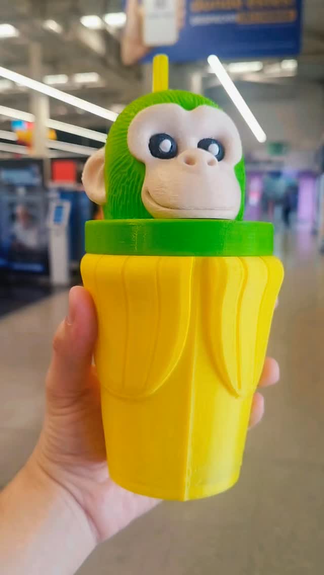 Vaso milkshake amarillo y verde con personaje impreso en 3D